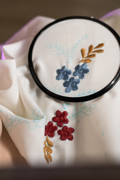 haftowana ramka z kwiatami